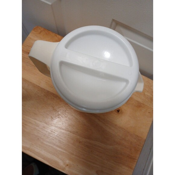 Vintage 1971 Rubbermaid‎ J2445 Almond Cream Drink Pitcher 2¼ Qt  White Lid EUC - Picture 2 of 6